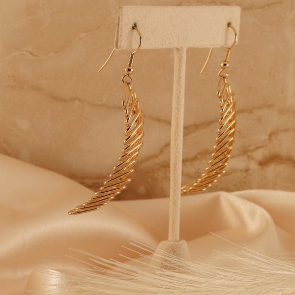 SOLD Vintage Gold Wire Dangle Earrings - Picture 2 of 10